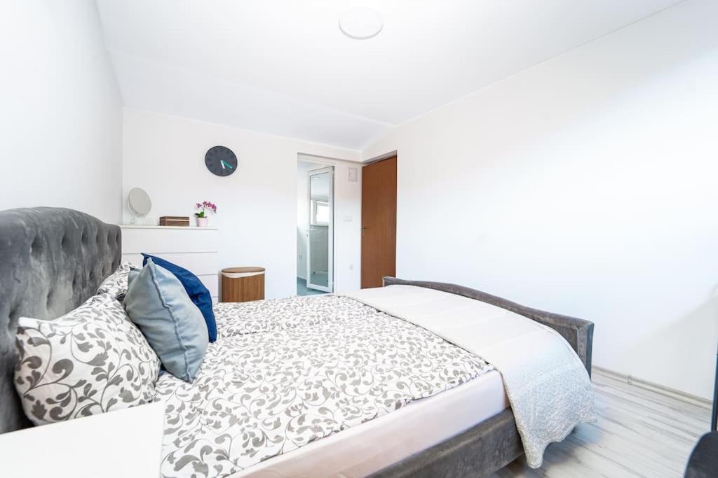 Central Apartment 2Bd Next To Vitosha Bul. صوفيا المظهر الخارجي الصورة